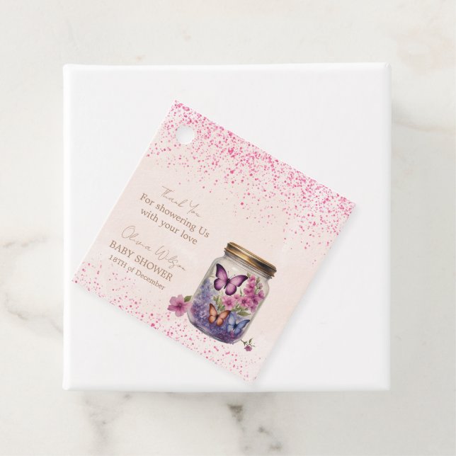 Ein kleiner Schmetterling in einer Blumendusche Geschenkanhänger (Beispiel)