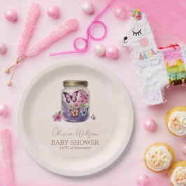 Ein kleiner Schmetterling in einer Blumendusche Pappteller