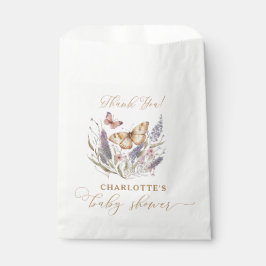 Ein kleiner Schmetterling ist auf dem Weg zur Baby Geschenktütchen