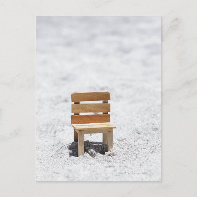 Ein kleiner Sessel am Sandstrand Postkarte (Vorderseite)