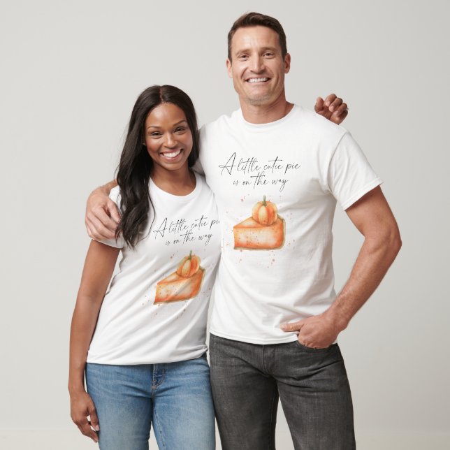 "Ein kleiner Süsse-Kuchen ist unterwegs" Babydusch T-Shirt (Unisex)