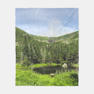 Ein kleiner Teich im Tal der Berge im Fleecedecke