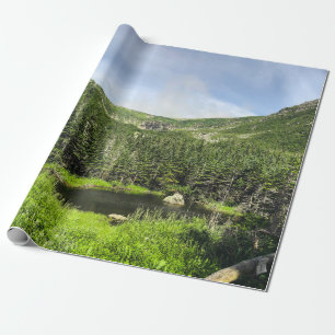 Ein kleiner Teich im Tal der Berge im Geschenkpapier