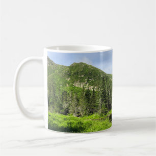 Ein kleiner Teich im Tal der Berge im Kaffeetasse