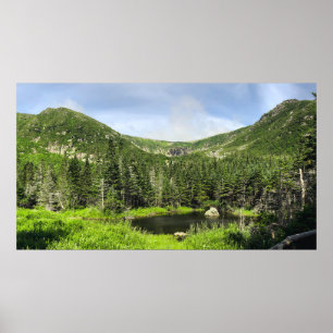 Ein kleiner Teich im Tal der Berge im Poster