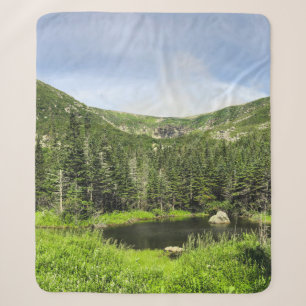 Ein kleiner Teich im Tal der Berge im Sherpadecke
