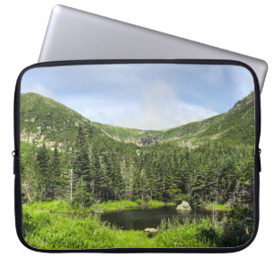 Ein kleiner Teich im Tal der Berge in der Laptopschutzhülle