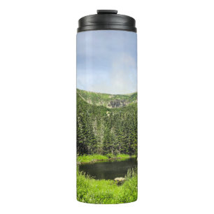 Ein kleiner Teich im Tal der Berge in der Thermosbecher