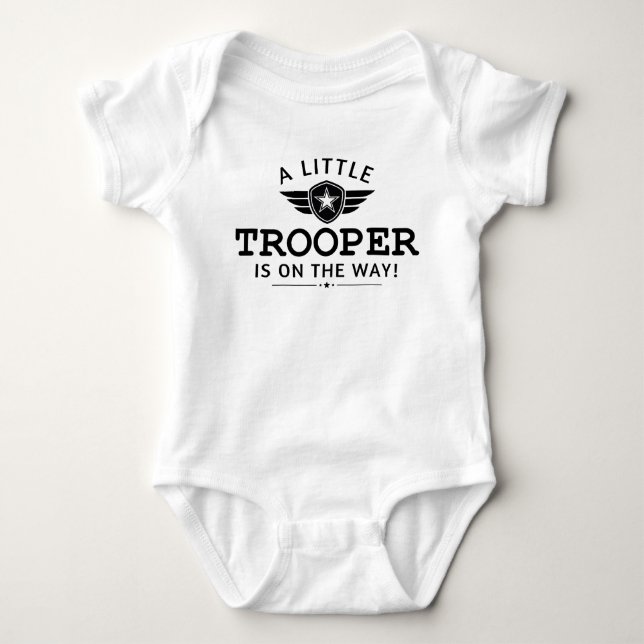 Ein kleiner Trooper ist auf dem Weg der Schwangers Baby Strampler (Vorderseite)