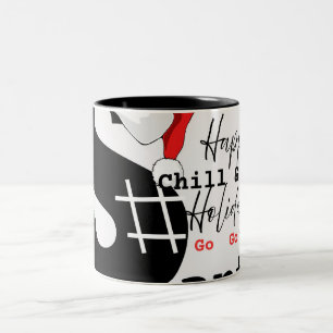 Ein kleiner und gemütlicher Weihnachtsmann am Stra Zweifarbige Tasse