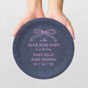 Ein kleines Baby in bluem Jeans-Denim-Mädchen-Baby Pappteller