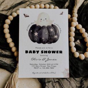 Ein kleines Boo steht kurz vor der Halloween-Baby- Einladung