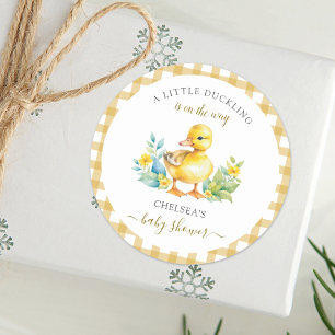 Ein kleines Duckling ist auf dem Weg Duckkissendus Runder Aufkleber