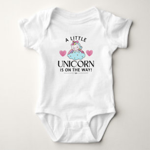 Ein kleines Einhorn ist auf dem Weg Magisch Baby Strampler