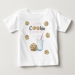 Ein kleines Kekschen ist unterwegs Baby-Party Baby T-shirt