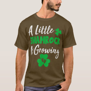 Ein kleines Kleeblatt wird Niedlicher St. Patricks T-Shirt