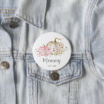 Ein kleines Kürkingermädchen Button<br><div class="desc">Girl Little Pumpkin Babydusche Mommy to Be Button ist mit rosa und weißen Wasserfarbenkürbis konzipiert. Klicken Sie auf die Schaltfläche "Weiter anpassen",  um zu bearbeiten. Passende Artikel in unserem Shop Cava Party Design</div>