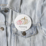 Ein kleines Kürkingermädchen Button<br><div class="desc">Girl Little Pumpkin Babydusche Mommy to Be Button ist mit rosa und weißen Wasserfarbenkürbis konzipiert. Klicken Sie auf die Schaltfläche "Weiter anpassen",  um zu bearbeiten. Passende Artikel in unserem Shop Cava Party Design</div>