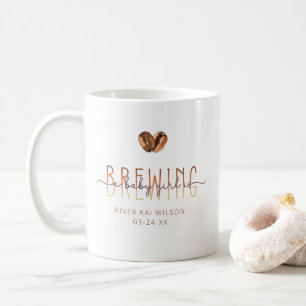 Ein kleines Mädchen brät eine Kaffeemaschine. Kaffeetasse