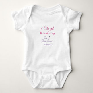 Ein kleines Mädchen ist auf dem Weg Baby Shower pi Strampler