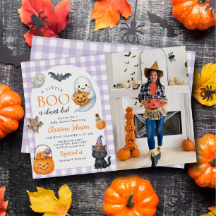 Ein kleines, Niedliches Halloween Baby Dusche Foto Einladung