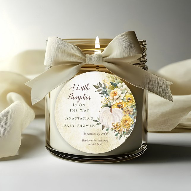 Ein kleines Pumpkin ernährt Gold Floral Baby Dusch Runder Aufkleber ("A Little Pumpkin Is On The Way" White Pumpkin and Gold Floral Baby Shower Favor Round Stickers)