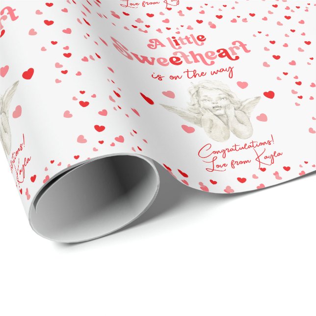 Ein kleines süßes Baby ist unterwegs mit einer Bab Geschenkpapier (Rolleneckpunkt)