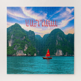 Ein kleines vietnamisches Schiff mit rotem Segel