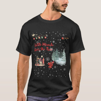 Ein kleines Wunder unter der Weihnachtsfamilie des T-Shirt