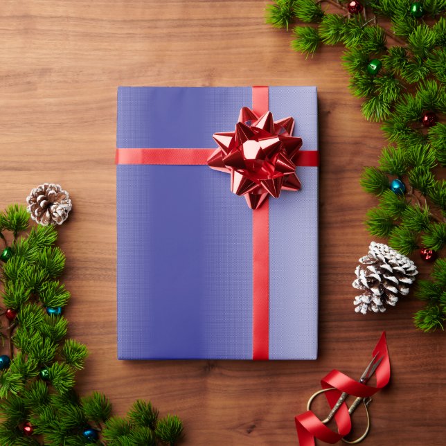 Ein kompliziertes, blaues geometrisches Muster mit Geschenkpapier (Feiertagsgeschenk)