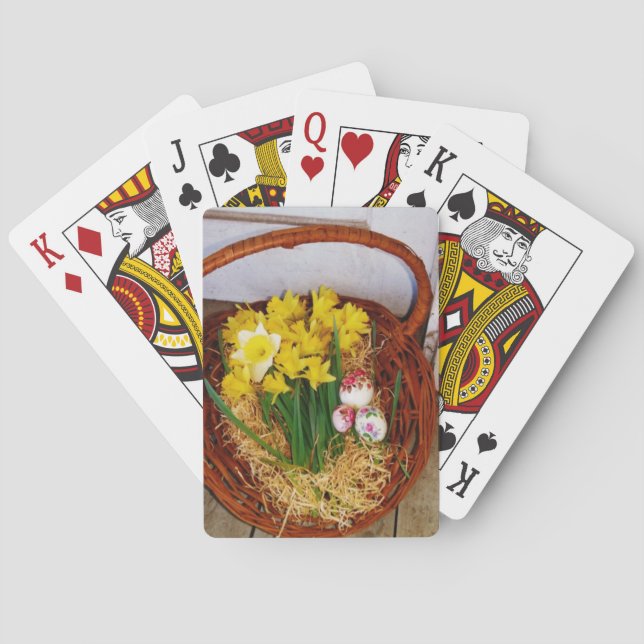 Ein Korb der gelben Narzissen und des Spielkarten (Rückseite)