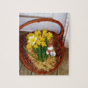 Ein Korb voller gelber Narzissen und florales Oste