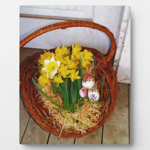 Ein Korb voller gelber Narzissen und florales Oste Fotoplatte
