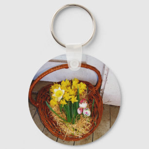 Ein Korb voller gelber Narzissen und florales Oste Schlüsselanhänger