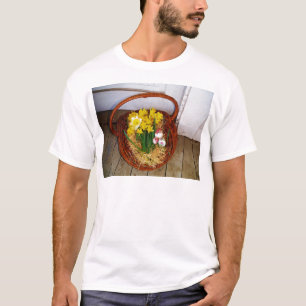 Ein Korb voller gelber Narzissen und florales Oste T-Shirt