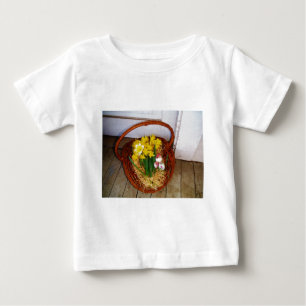 Ein Körbchen mit gelben Eizellen und blumengeschmü Baby T-shirt