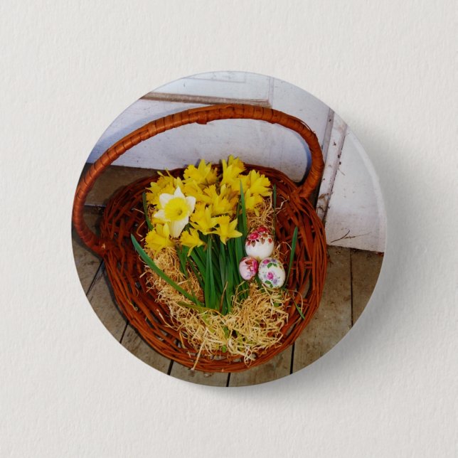 Ein Körbchen mit gelben Eizellen und blumengeschmü Button (Vorderseite)