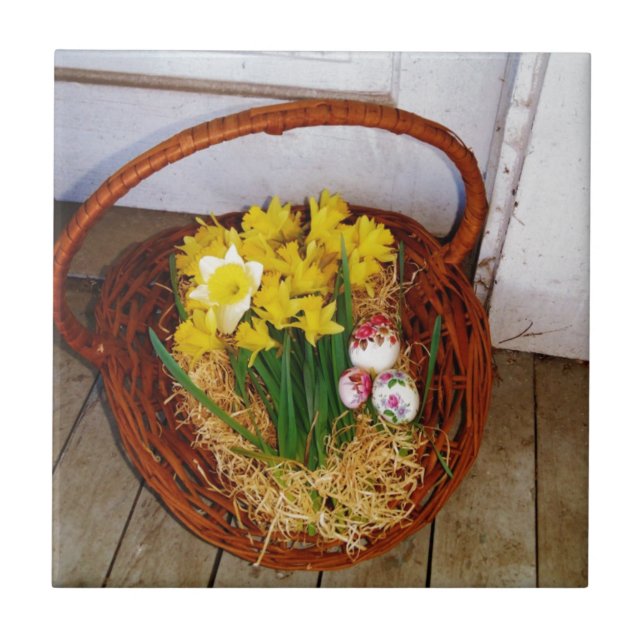 Ein Körbchen mit gelben Eizellen und blumengeschmü Fliese (Vorderseite)
