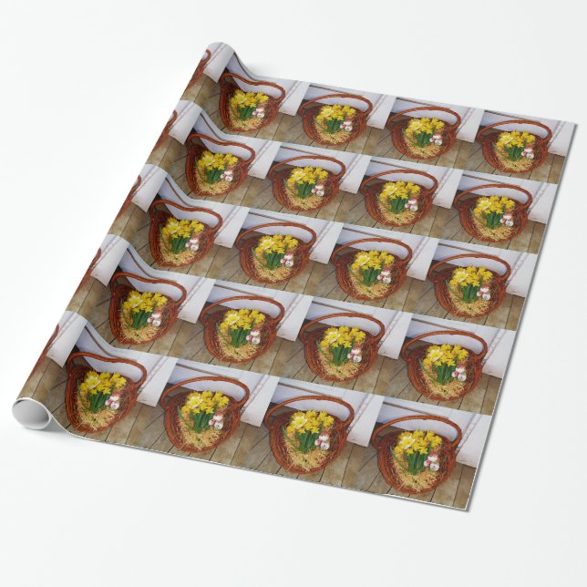 Ein Körbchen mit gelben Eizellen und blumengeschmü Geschenkpapier (Ungerollt)