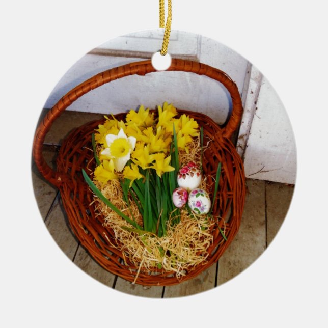 Ein Körbchen mit gelben Eizellen und blumengeschmü Keramik Ornament (Vorne)