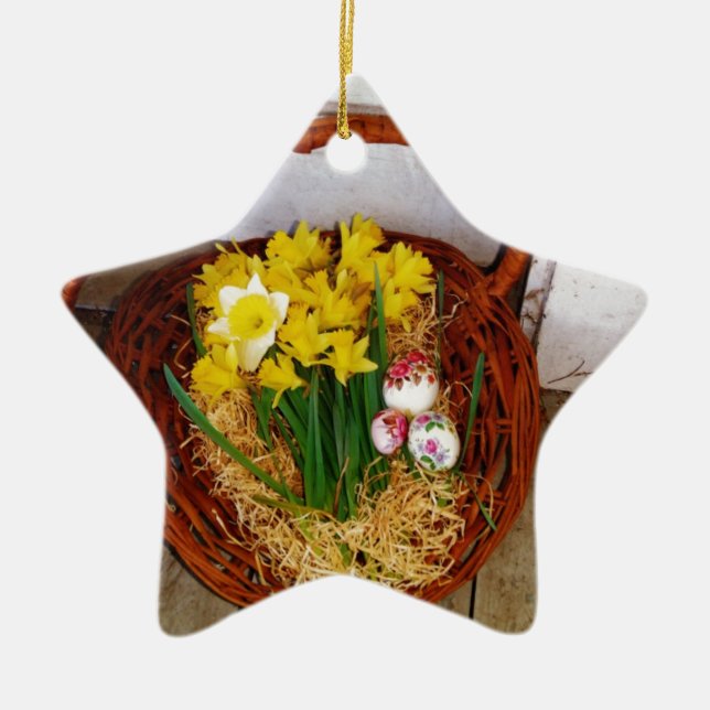 Ein Körbchen mit gelben Eizellen und blumengeschmü Keramik Ornament (Vorne)