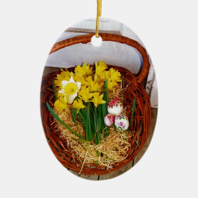Ein Körbchen mit gelben Eizellen und blumengeschmü Keramikornament (Vorne)