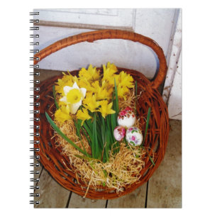 Ein Körbchen mit gelben Eizellen und blumengeschmü Notizblock