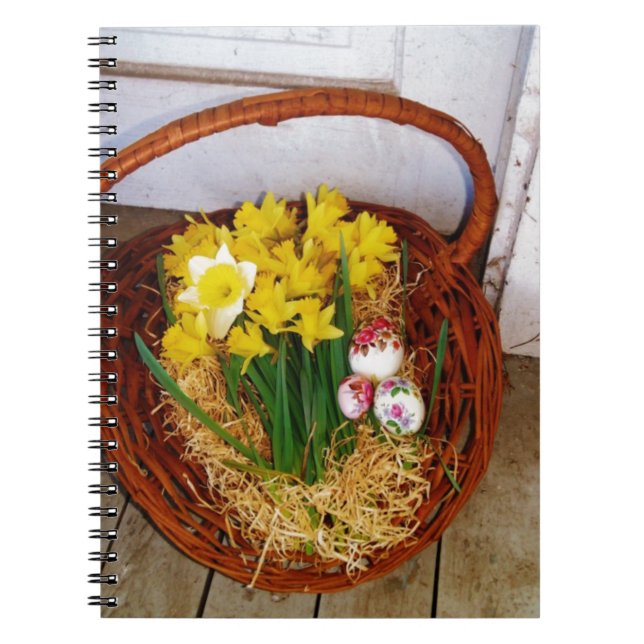 Ein Körbchen mit gelben Eizellen und blumengeschmü Notizblock (Vorderseite)