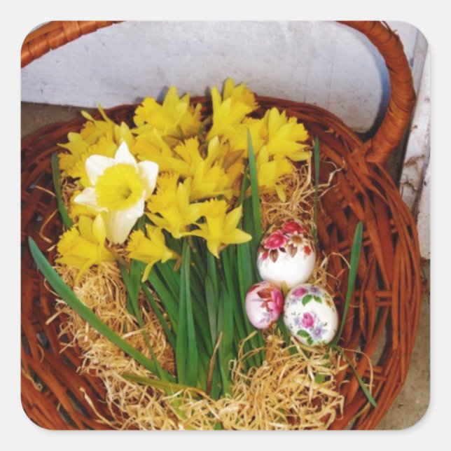 Ein Körbchen mit gelben Eizellen und blumengeschmü Quadratischer Aufkleber (Vorderseite)
