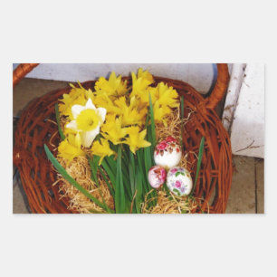 Ein Körbchen mit gelben Eizellen und blumengeschmü Rechteckiger Aufkleber