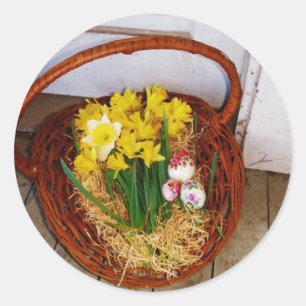Ein Körbchen mit gelben Eizellen und blumengeschmü Runder Aufkleber