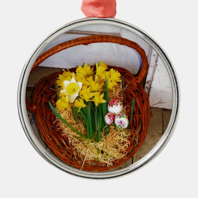Ein Körbchen mit gelben Eizellen und blumengeschmü Silbernes Ornament (Vorne)