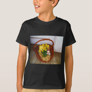 Ein Körbchen mit gelben Eizellen und blumengeschmü T-Shirt