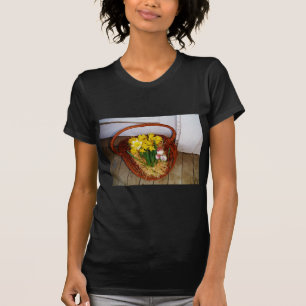 Ein Körbchen mit gelben Eizellen und blumengeschmü T-Shirt